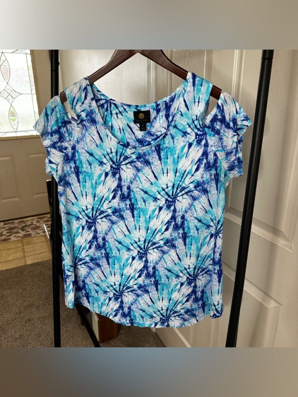 JM Collection Blue & White Tie-Dye Cold-Shoulder Tee 🛞